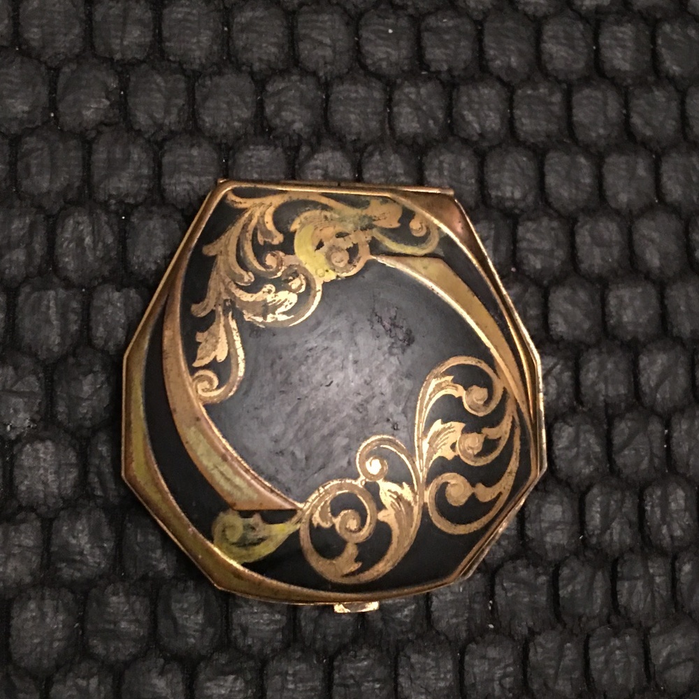 Beautiful vintage more likely antique compact - cleaned, restored.